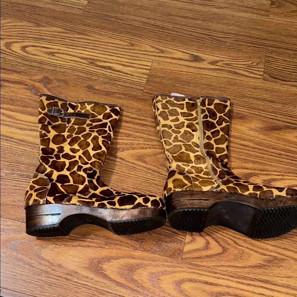 Hanna Andersson Giraffe Print Mules - Picture 5 of 7
